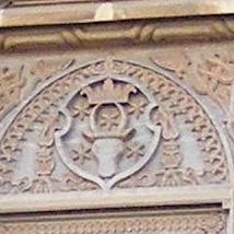 PatFurstenberg's tweet photo. The #coatofarms of Moldova engraved in #stone as it was then: auroch head surrounded by stars, a crown above.
#Im4Ro #SundayStone https://t.co/zmpQOFErQ1