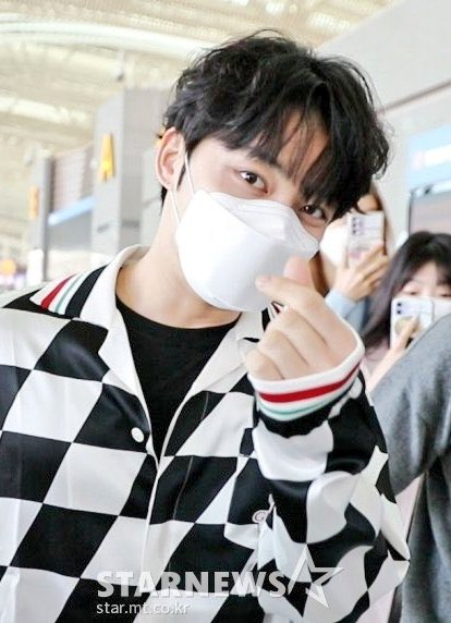 yuntomo's tweet photo. 世界発信される空港ファッションに、ラブバーさんからのプレゼントバッグをもつジェジュン、好き。 https://t.co/BaWNIdF5B8