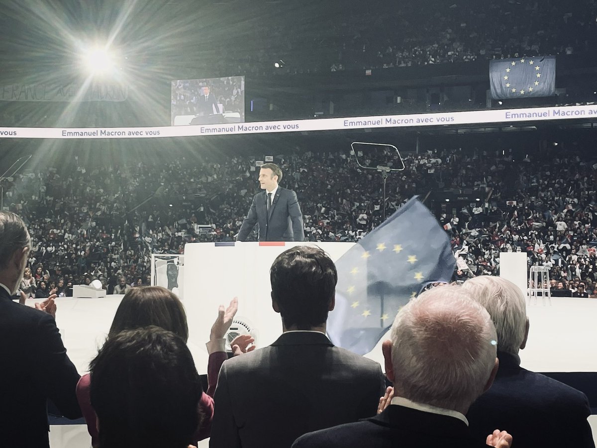 david_valence's tweet photo. Une incroyable ferveur 👏🏻, un projet progressiste fondé sur le #travail... et  même une référence aux petites lignes ferroviaires 🚆! Nous y étions ! #Arena #avecvous https://t.co/jtytdTkcaP