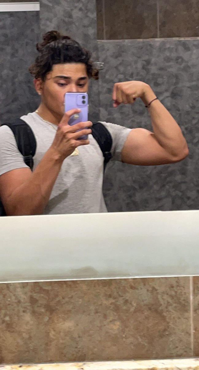 CarTire_'s tweet photo. Me from the summer when i was still playing fort vs me literally today https://t.co/25pRfvYjvS