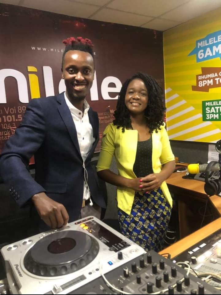Milele FM (@milele_fm) on Twitter photo Ni jumapili njema wakati wa kumsifu Mungu ndani ya
#ShangweNaUtukufu ukiwa naye <a href="/MmboneMercy1/">Mmbone Mercy</a> <a href="/FrankTheDeejay/">The Game Changer ™</a> . Unatupata ukiwa wapi ? Ni jumapili njema wakati wa kumsifu Mungu ndani ya
#ShangweNaUtukufu ukiwa naye <a href="/MmboneMercy1/">Mmbone Mercy</a> <a href="/FrankTheDeejay/">The Game Changer ™</a> . Unatupata ukiwa wapi ?