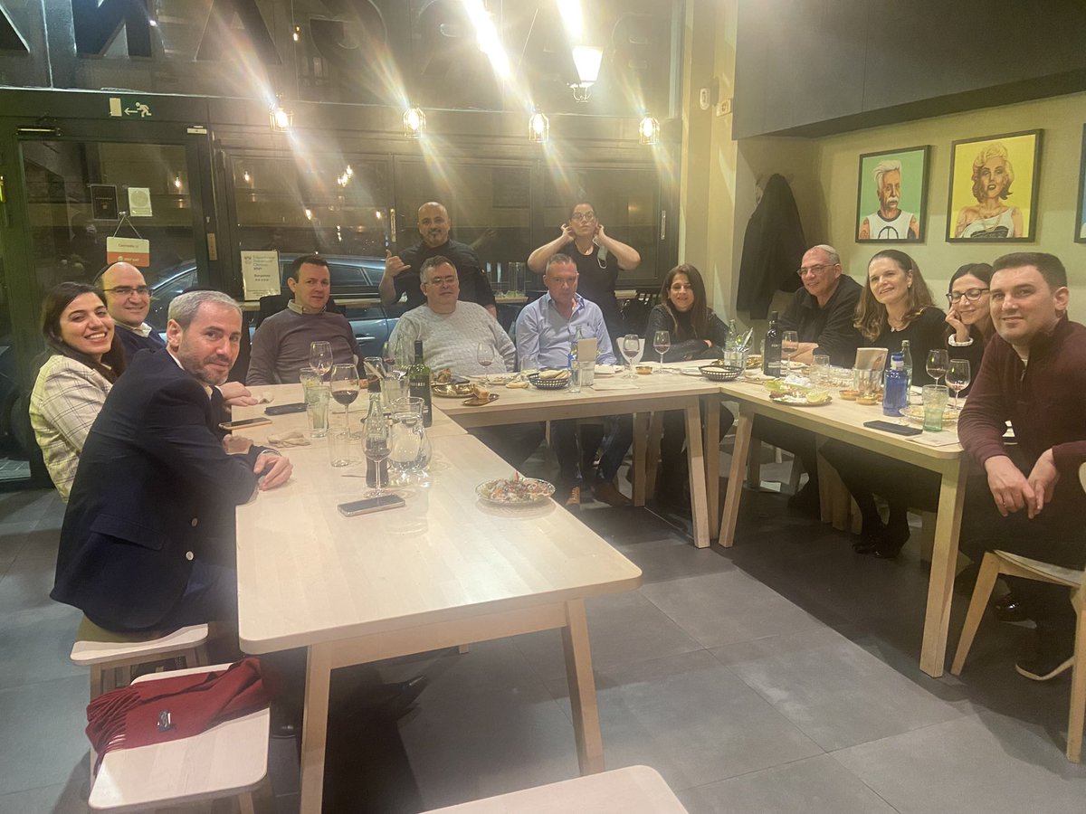 כשאין טלויזיה, מצלמות, דיונים ובחירות, נחמד מאוד לשמוע ולהכיר את חברי כנסת ישראל. להבין שהחברות גדולה מהכעסים והתרעות זה גורם לך לחשוב שעובדים עלינו ואפשר לנהל פוליטיקה אחרת, אמיתית וחברית. 
היה כיף גדול לארח אתכם ב BARGANZO מדריד. עתה חזרו למזנון הכנסת ותנסו לעשות טוב למדינה.