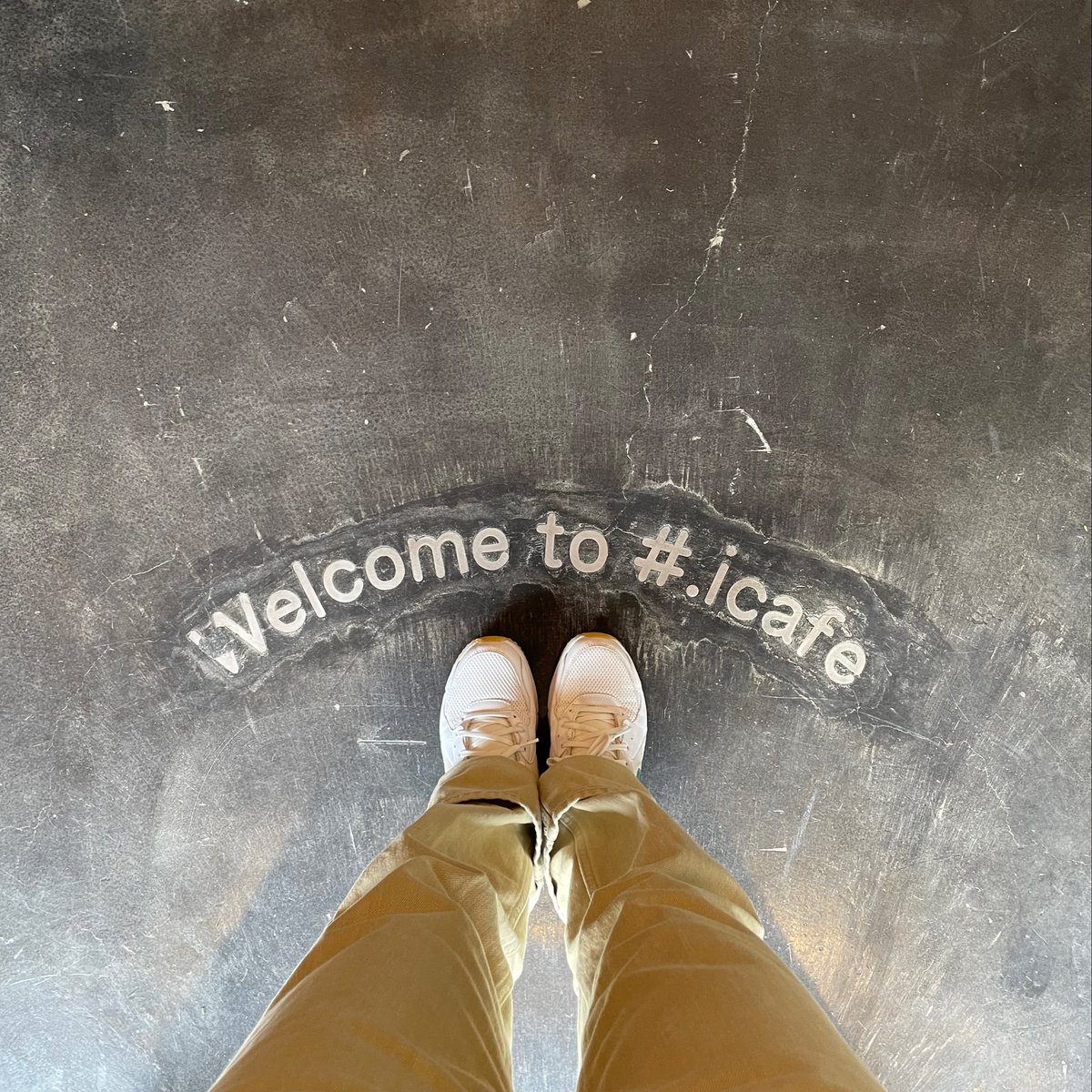 icafe_official's tweet photo. おはようございます🐰　#.icafeです🌈

実は当店の入り口にこのようなフォトスポットがあるんです🤭
足元って意外と見ないので気付かれないお客様がほとんどなのですが、とてもかわいい写真が撮れるのでオススメです🌸

ご来店の際にはぜひお写真撮ってみてください！♪ https://t.co/9NZTE0bCVN