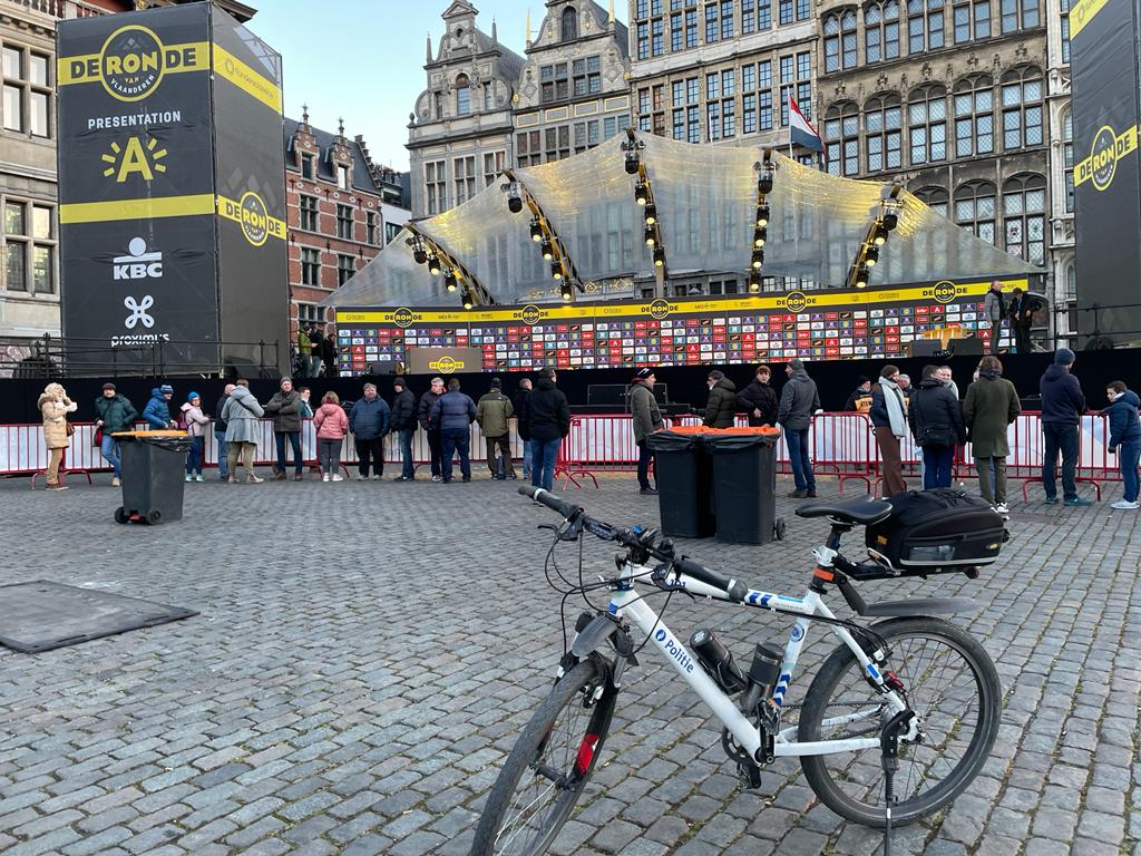 De hoogmis, Vlaanderens mooiste, om 10u gaan de renners van start in #Antwerpen. De zon is van de partij, koude temperaturen ook. #rvv22 #deronde #RondevanVlaanderen #oridafietsteam #altijdvandienst #pzantwerpen