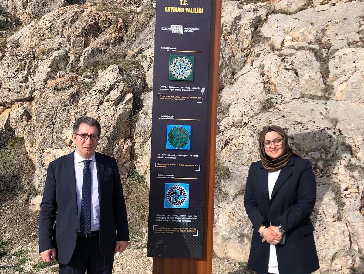 Serpil Yılmaz 🇹🇷 (@serp4177_y) on Twitter photo Bayburt Kalesi, dış yüzeyinde kullanılan mor ve yeşil renkli firuze çinilerinden dolayı, “Çinimaçin Kalesi” olarak adlandırılmakta. Tarihi İpek Yolu güzergahında bulunan kalemizi gezerek restorasyon çalışmalarını yerinde gördük . Bayburt Kalesi, dış yüzeyinde kullanılan mor ve yeşil renkli firuze çinilerinden dolayı, “Çinimaçin Kalesi” olarak adlandırılmakta. Tarihi İpek Yolu güzergahında bulunan kalemizi gezerek restorasyon çalışmalarını yerinde gördük .