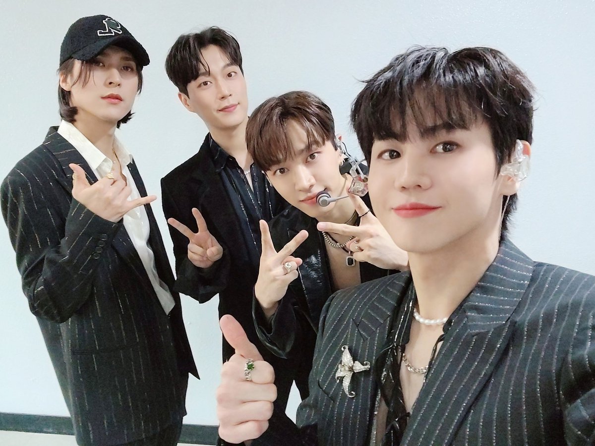 Highlight_AUent's tweet photo. 🗓 놓칠 수 없는 오늘의 하이라이트(Highlight)

✅ 15:40 [하이라이트] SBS 인기가요 (채널 SBS)

눈 깜짝할 사이👀 흘러가버린,
깨고 싶지 않은 꿈만 같던 시간들😇
💡하이라이트의 DAYDREAM💕
마지막😢 음악방송 무대,
SBS 인기가요에서 함께해요🕺!

#하이라이트 #윤두준 #양요섭 #이기광 #손동운 https://t.co/VQKhkGK6X0