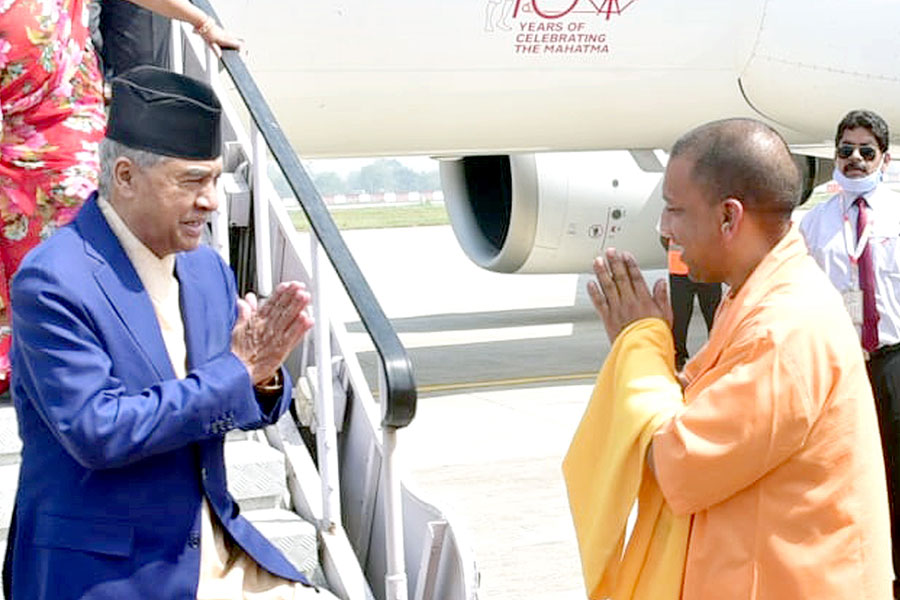 myogiadityanath's tweet photo. देवाधिदेव महादेव की पावन नगरी काशी में नेपाल के माननीय प्रधानमंत्री श्री @SherBDeuba जी का हार्दिक स्वागत एवं अभिनंदन! https://t.co/fUV76clSF9