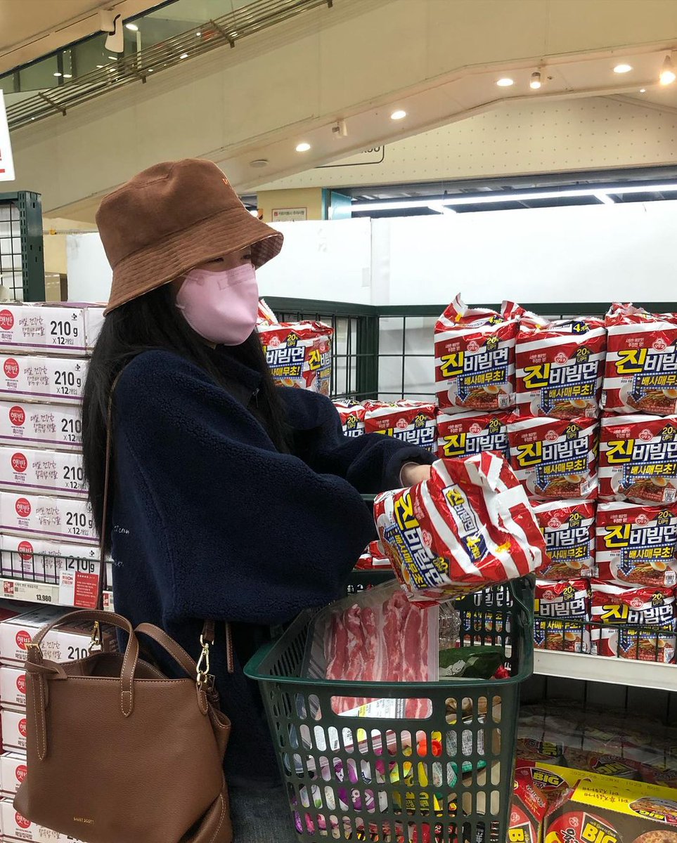 kopxpert's tweet photo. 220403 Sunhwa IG https://t.co/c3hua3Py4P
Sunhwa buying Jin Bibimmyeon which she Eunji & Lee Sunbin are the product models, also Sunbin endorsed Amazing Oat, all while using #ImRealMask & #세인트스코트 (StScottLondon) bag which Sunhwa herself is the model of 👍 #WorkLaterDrinkNow https://t.co/bh6t3xshIu
