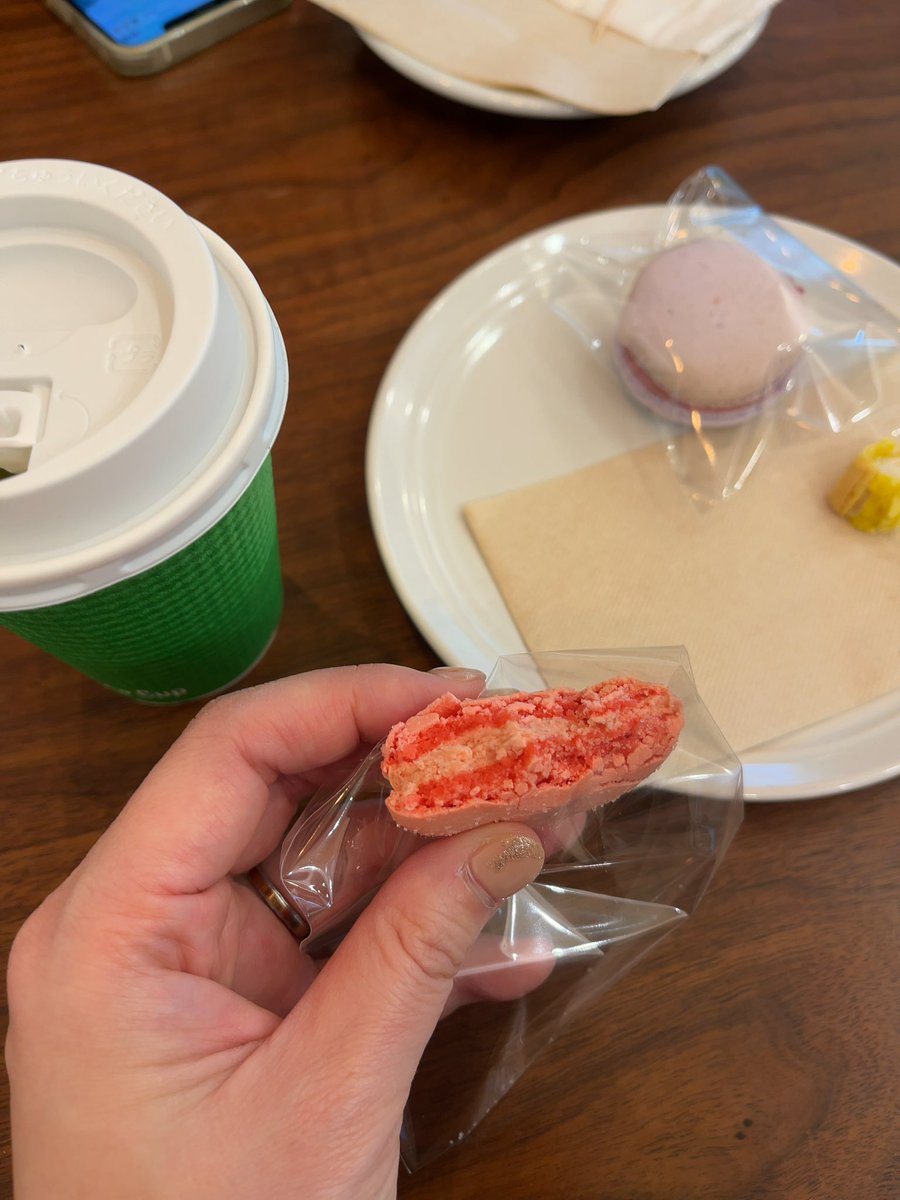 和泉多摩川の駅にて〜
マカロン堪能ちう
リーフティーとマカロンってこんなに相性いいんですね❣️マカロンもとても口当たりなめらかで最高です❣️