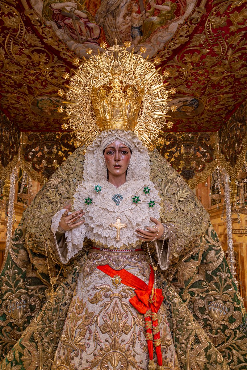 La Virgen de la Esperanza ya se encuentra en su paso de palio en el presbiterio de la Basílica. 

📷 Emilio Sáenz y José Antonio Criado