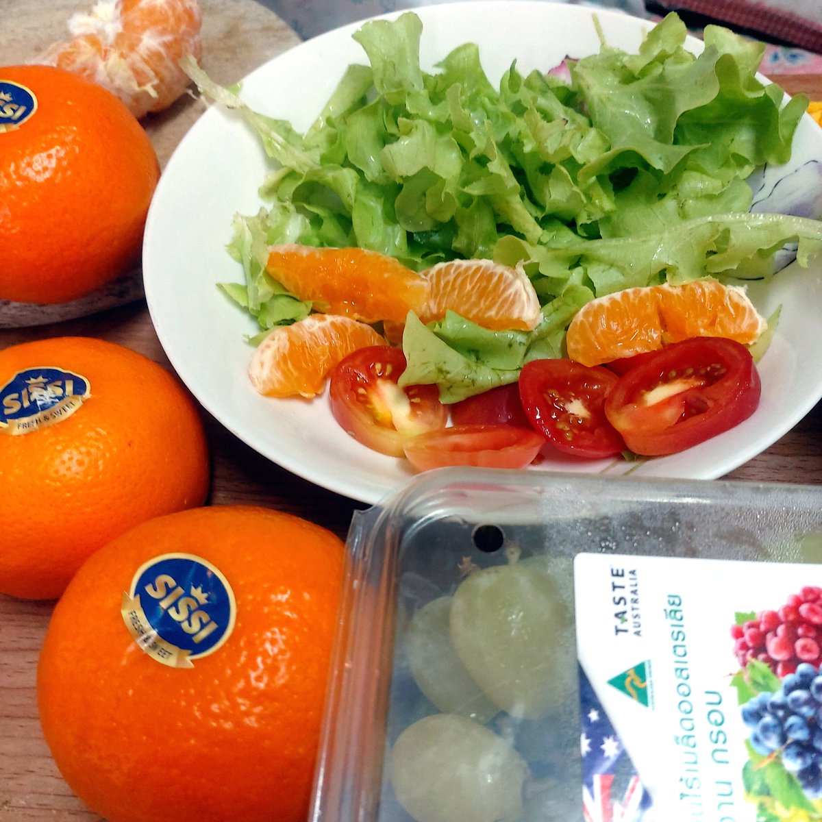 johinano's tweet photo. สลัดผลไม้นายแม่ค่ะ 🥬🍅🍊🍇

นางเก็บของในตู้เย็นของอิชั้นทำสลัดอร่อยเลยค่ะ ลูกซื้ออะไรมาก็ลืมมัวแต่เลี้ยงงัวน้อย 😂😂

แล้วนางก็บ่นว่าของเต็มตู้มีไม่กิน แม๊!!! นั่นมะเขือเทศทำพริกอ่องนู๋ 🤦‍♀️😂😂 https://t.co/XyBExEYVLr