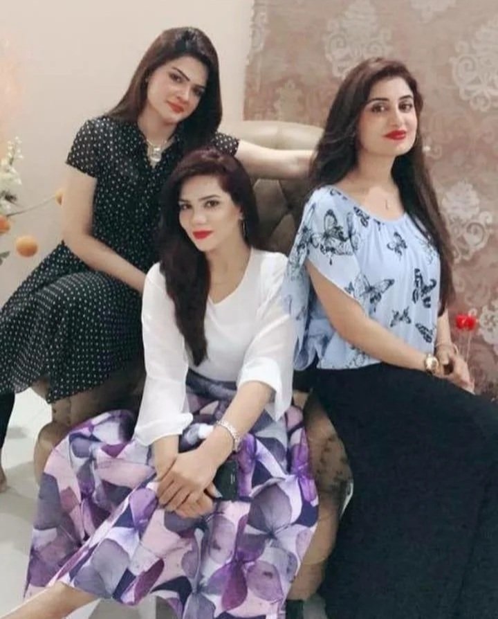 lifelinefarah's tweet photo. In the #throwback pic of #onthisday from #03April2017 #memories #journalists #fashiongram @fara_yousaf https://t.co/9OqWYe9AO5