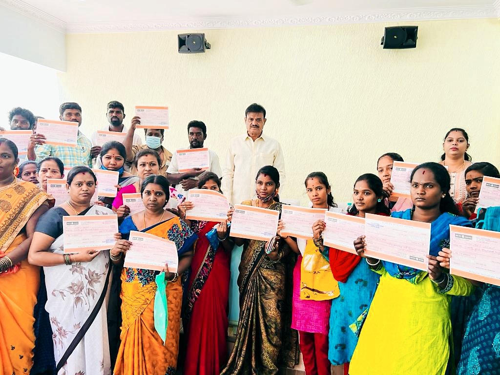 MunirathnaMLA's tweet image. ಬಿಬಿಎಂಪಿ ವಾರ್ಡ್ ನಂ.42 ಲಕ್ಷ್ಮಿದೇವಿನಗರದ ಅರ್ಹ ಎಸ್.ಸಿ. ಹಾಗೂ ಎಸ್.ಟಿ ಫಲಾನುಭವಿಗಳಿಗೆ ಡಾ.ಬಿ.ಆರ್.ಅಂಬೇಡ್ಕರ್ ಅಭಿವೃದ್ಧಿ ನಿಗಮದ ವತಿಯಿಂದ ಸಾಲ ಸೌಲಭ್ಯದ ಚೆಕ್ ವಿತರಿಸಲಾಯಿತು.

#LakshmiDeviNagar #Ward42 #ChequeDistribution #RRNagar #Rajarajeshwarinagar #Munirathna