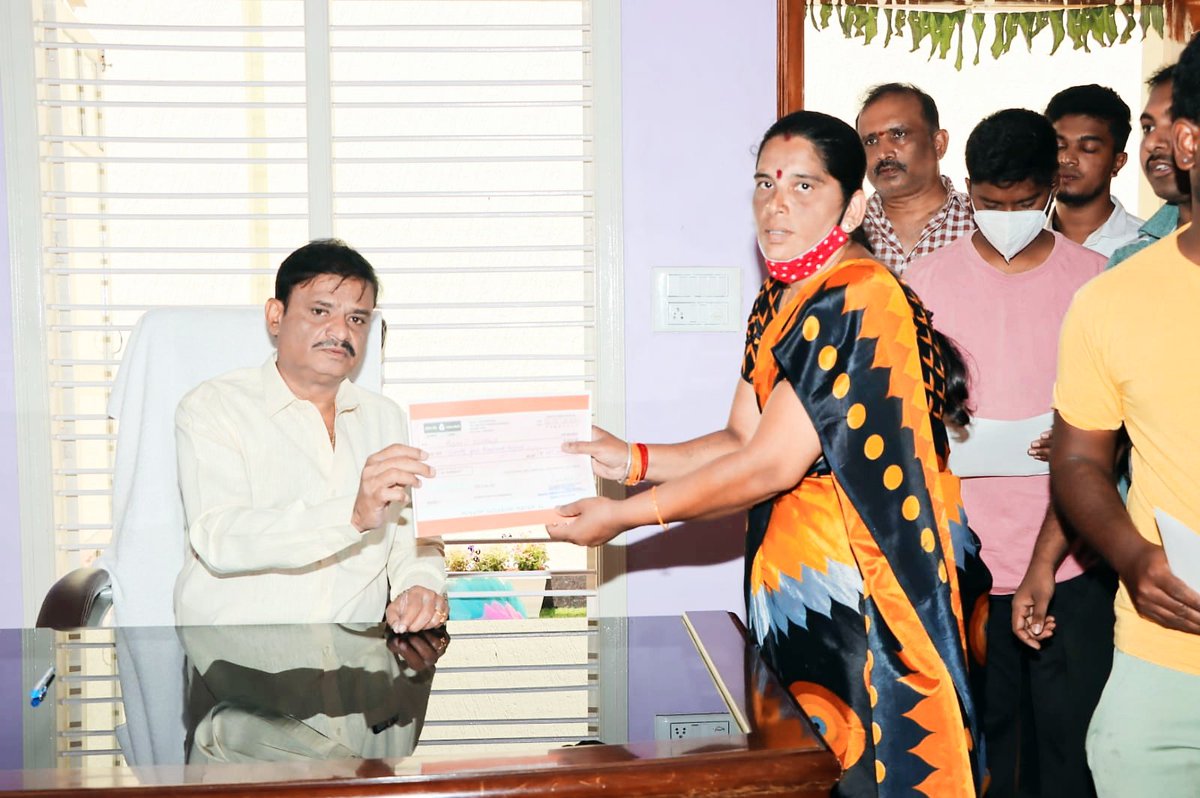 MunirathnaMLA's tweet image. ಬಿಬಿಎಂಪಿ ವಾರ್ಡ್ ನಂ.42 ಲಕ್ಷ್ಮಿದೇವಿನಗರದ ಅರ್ಹ ಎಸ್.ಸಿ. ಹಾಗೂ ಎಸ್.ಟಿ ಫಲಾನುಭವಿಗಳಿಗೆ ಡಾ.ಬಿ.ಆರ್.ಅಂಬೇಡ್ಕರ್ ಅಭಿವೃದ್ಧಿ ನಿಗಮದ ವತಿಯಿಂದ ಸಾಲ ಸೌಲಭ್ಯದ ಚೆಕ್ ವಿತರಿಸಲಾಯಿತು.

#LakshmiDeviNagar #Ward42 #ChequeDistribution #RRNagar #Rajarajeshwarinagar #Munirathna