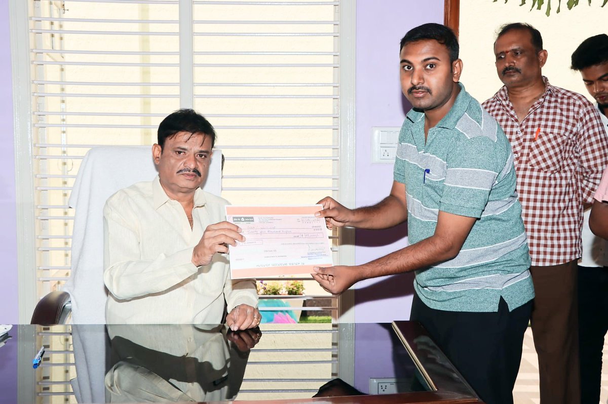 MunirathnaMLA's tweet image. ಬಿಬಿಎಂಪಿ ವಾರ್ಡ್ ನಂ.42 ಲಕ್ಷ್ಮಿದೇವಿನಗರದ ಅರ್ಹ ಎಸ್.ಸಿ. ಹಾಗೂ ಎಸ್.ಟಿ ಫಲಾನುಭವಿಗಳಿಗೆ ಡಾ.ಬಿ.ಆರ್.ಅಂಬೇಡ್ಕರ್ ಅಭಿವೃದ್ಧಿ ನಿಗಮದ ವತಿಯಿಂದ ಸಾಲ ಸೌಲಭ್ಯದ ಚೆಕ್ ವಿತರಿಸಲಾಯಿತು.

#LakshmiDeviNagar #Ward42 #ChequeDistribution #RRNagar #Rajarajeshwarinagar #Munirathna