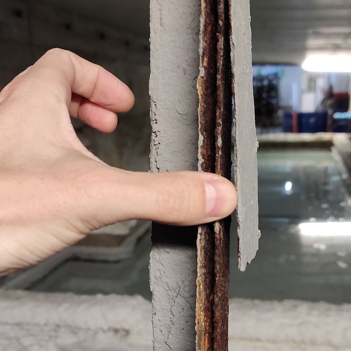 BCNstructures's tweet photo. Quan el procés d'oxidació és força avançat el grau d'exfoliació i pèrdua de secció dels elements metàl·lics pot ser gran. A la imatge, una T no estructural que suporta una partició interior per tancar una cambra amb dipòsit. Les humitats són tan elevades i la degradació extrema https://t.co/unSfh79W14
