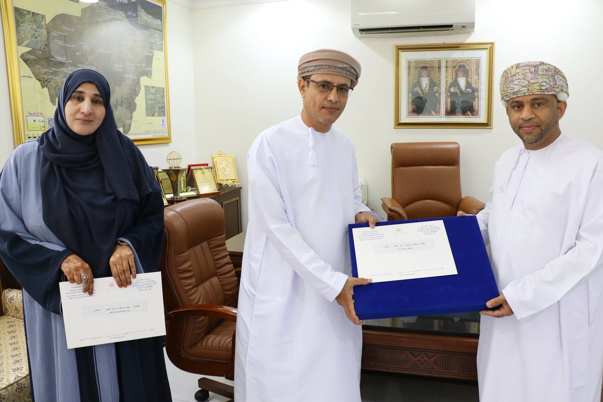 EduGovSbt's tweet photo. كرمت دائرة الشؤون الإدارية بتعليمية المحافظة الأستاذ سيف بن سعيد المعني رئيس قسم التدريب والتأهيل سابقاً ، وذلك لإكماله مسيرته المهنية ..
متمنين له التوفيق الدائم ،،
حضر التكريم الدكتور ناصر الغنبوصي المدير العام والدكتورة بدرية البلوشية مديرة الدائرة ورؤساء الأقسام . https://t.co/7hOqhu1Fvl