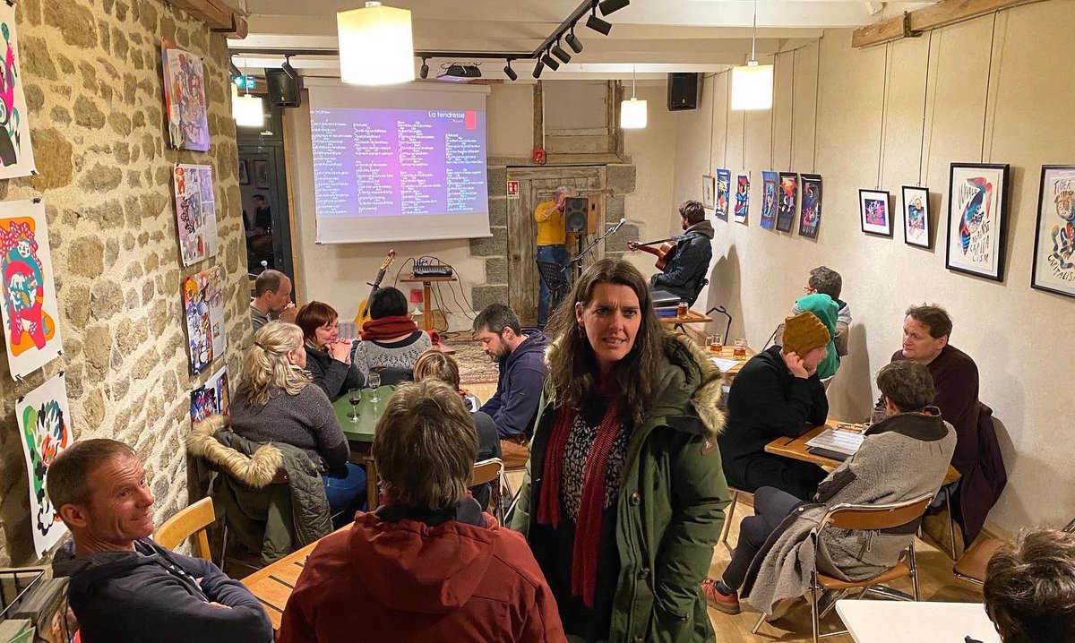 Nous avons souffle hier soir notre 9e bougie 🎂 : 9 annees d’intelligence collective en mode boui-boui culturel, avec pour feter ca un  quizz « colonel moutarde » suivi d’un de nos fameux « cafe qui chante » !