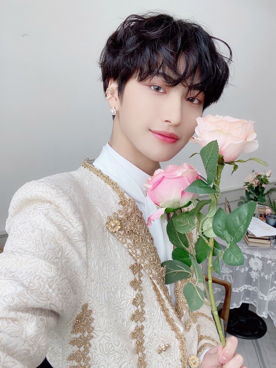 cheez1024's tweet photo. ATEEZの愛され長男パクソンファお誕生日おめでとう！🥳🌸🌟🥳！
弟たちにいじられたりホンジュンにツンツンされたりもするけど皆に沢山愛されててそしていつも大きな愛でATEEZを包み込んでくれるソンファさん、素敵な一年になりますように🌟🌟🌟
#BrightStarSeonghwaDay
#우리의_별_성화야_생일축하해 https://t.co/sxdWfAbcCj