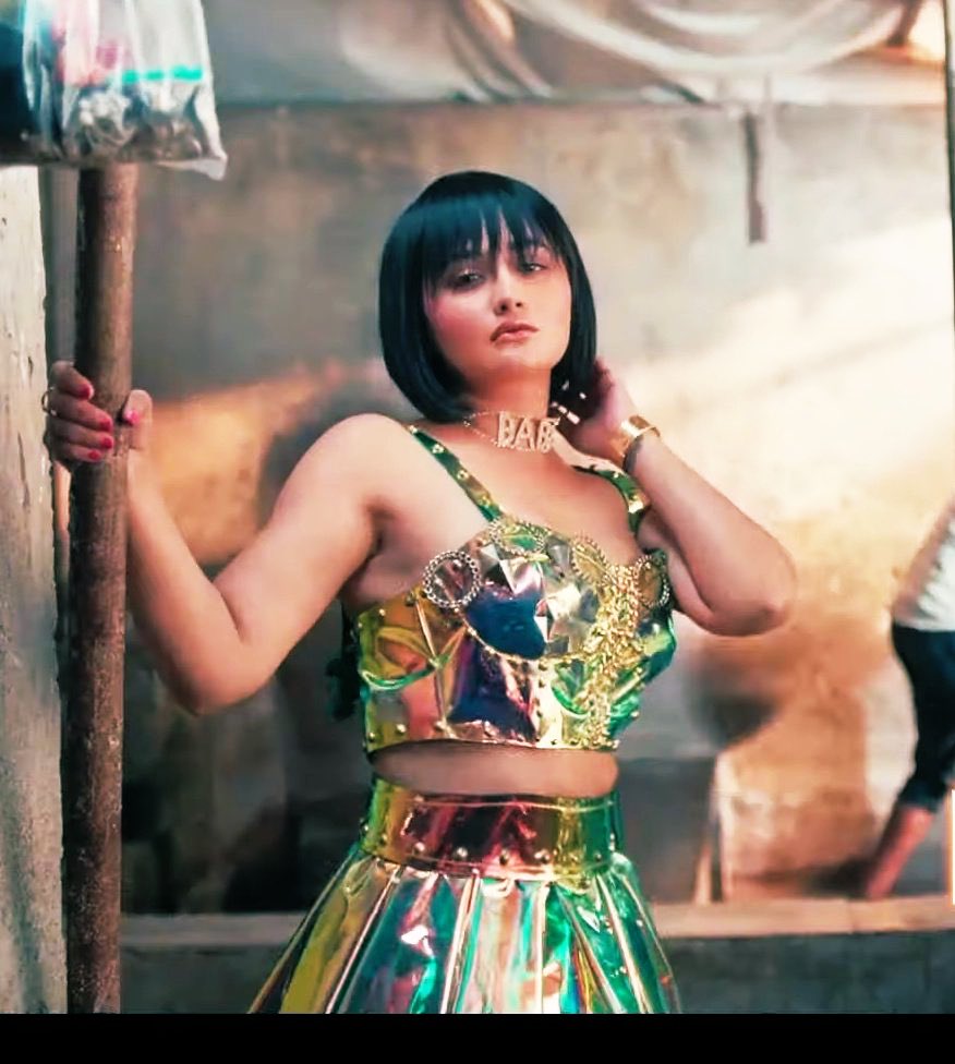 GibberishLang's tweet photo. It’s not Rashami Desai but Cleopatra babyyy.
She looks so hot 🥵🔥. Fanboys thoda sambhal ke chalna..kahi chakkar na Ajay 😏. 

#RashamiDesai #NehaBhasin #Parwah https://t.co/ox7XLN6xnU