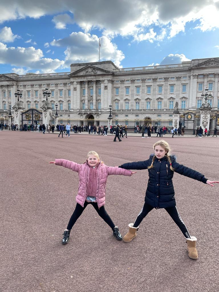 NcrosslandNeil's tweet photo. @LarchwoodPS, Bella and Isla enjoying London and the sites. 💕💕 https://t.co/815ihkGyk0
