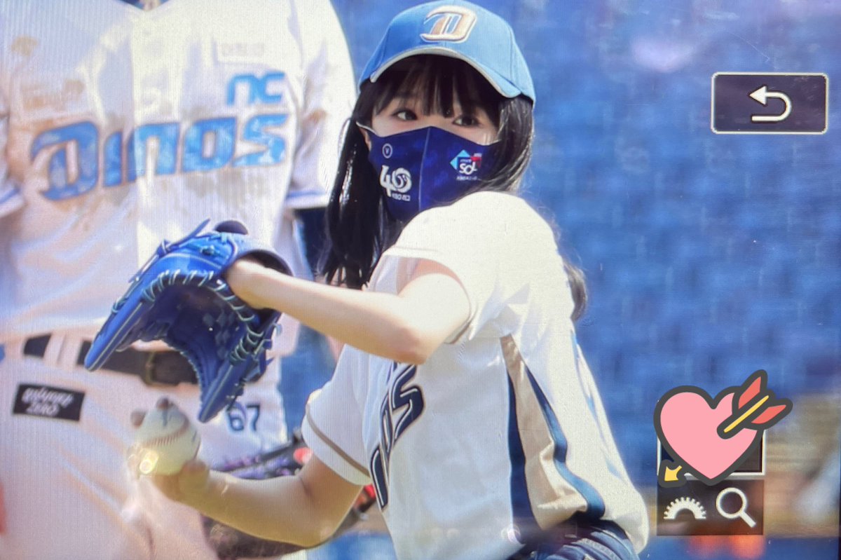 헐 예나야 
왜 시구..하는모습마저
귀여운건데😍😍😍😍
#최예나 #예나  #ChoiYeNa 
#イェナ #아이즈원 #IZONE