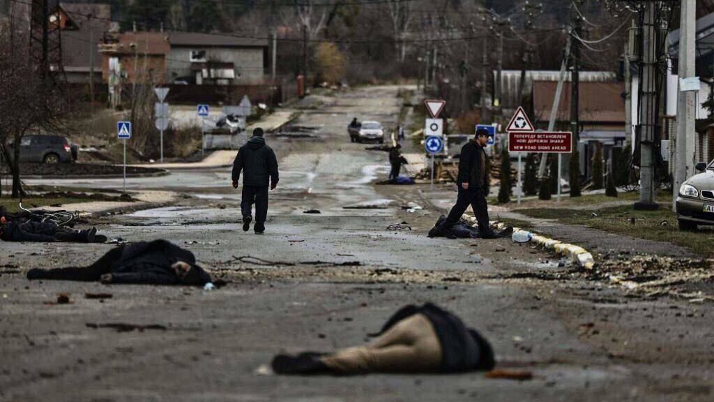 Podolyak_M's tweet image. Kyiv region. 21st century Hell. Bodies of men and women, who were killed with their hands tied. The worst crimes of Nazism have returned to 🇪🇺. This was purposely done by 🇷🇺. Impose an embargo on energy resources, close seaports. Stop the murders!