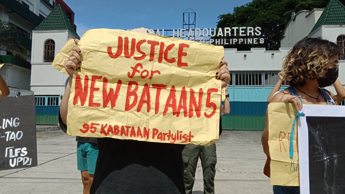 ABWorkComm's tweet image. IN PHOTOS: Iglap protesta ng mga kabataan sa Camp Aguinaldo para singilin ang mga militar sa pagpatay sa Lumad Volunteer teachers na sina Chad Booc at Teacher Jurain.

Panoorin: fb.watch/c90AOQlebW/

#JusticeForNewBataan5
#JusticeForChadBooc
#AbolishNTFELCAC