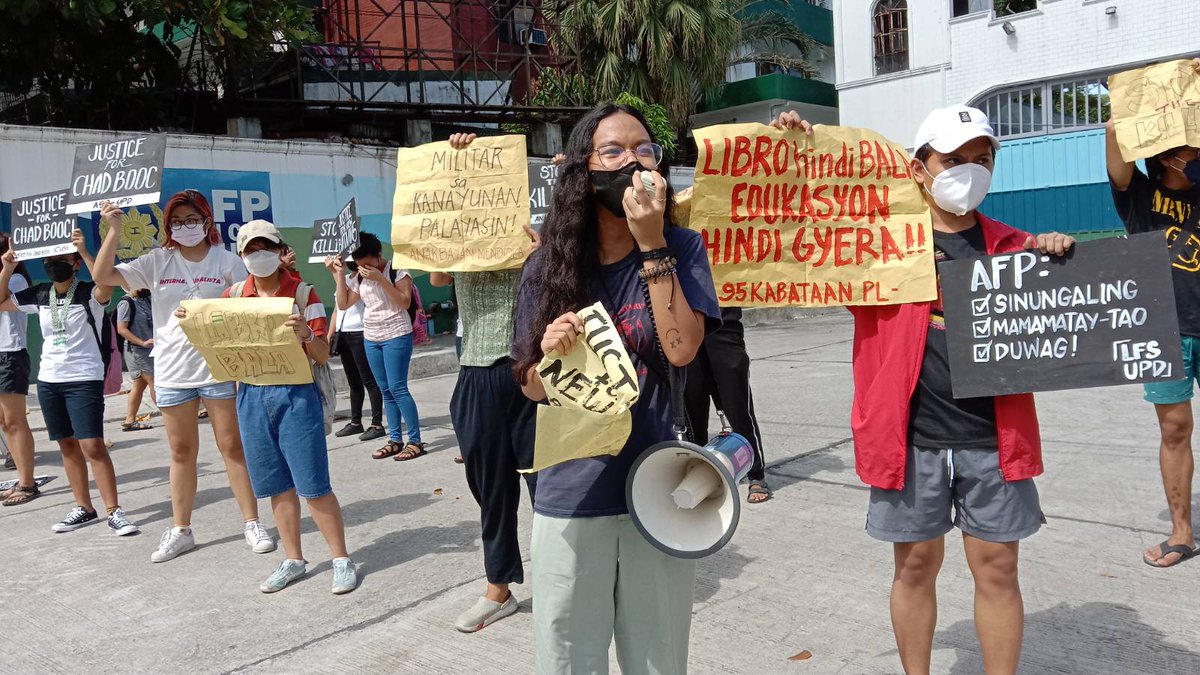 ABWorkComm's tweet image. IN PHOTOS: Iglap protesta ng mga kabataan sa Camp Aguinaldo para singilin ang mga militar sa pagpatay sa Lumad Volunteer teachers na sina Chad Booc at Teacher Jurain.

Panoorin: fb.watch/c90AOQlebW/

#JusticeForNewBataan5
#JusticeForChadBooc
#AbolishNTFELCAC