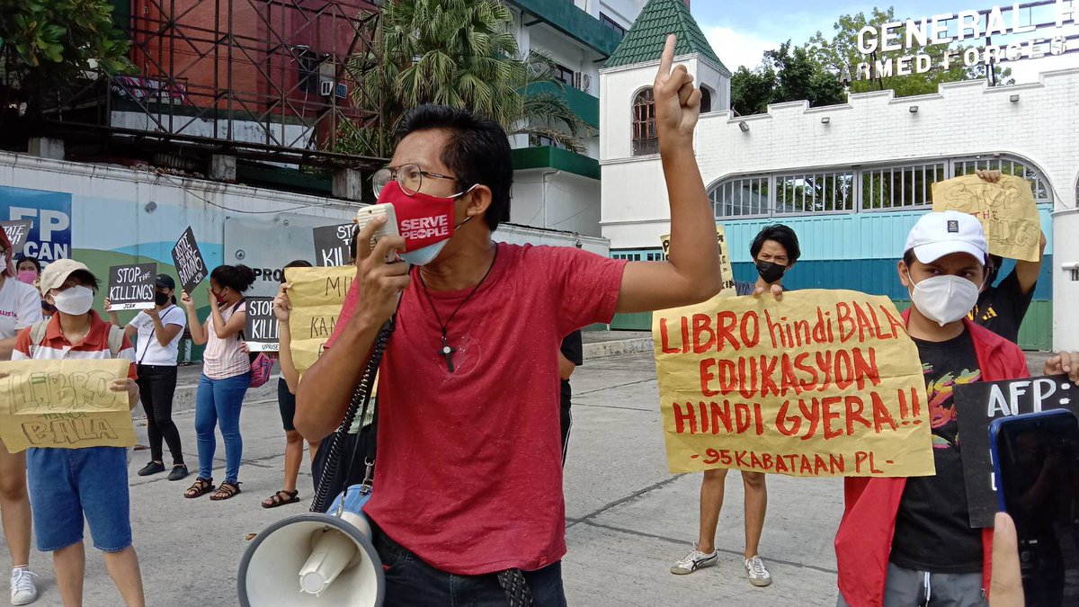 ABWorkComm's tweet image. IN PHOTOS: Iglap protesta ng mga kabataan sa Camp Aguinaldo para singilin ang mga militar sa pagpatay sa Lumad Volunteer teachers na sina Chad Booc at Teacher Jurain.

Panoorin: fb.watch/c90AOQlebW/

#JusticeForNewBataan5
#JusticeForChadBooc
#AbolishNTFELCAC