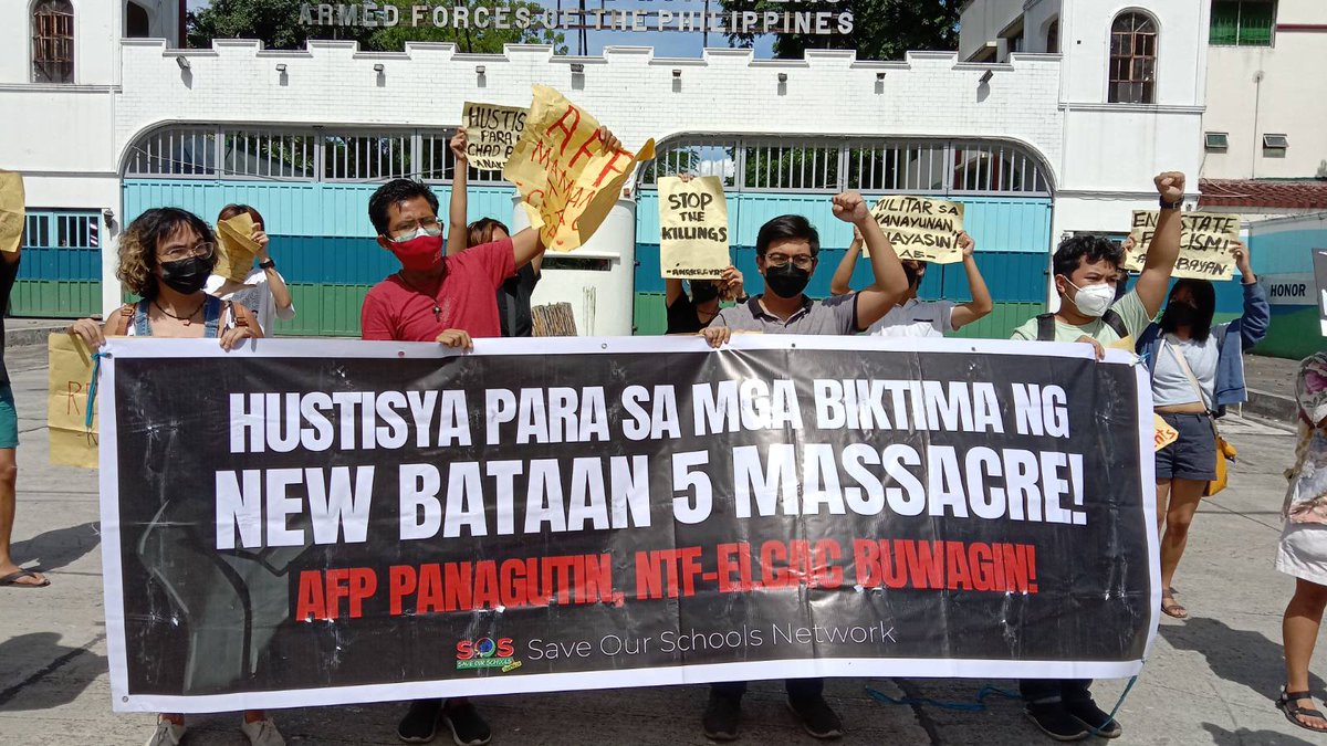 ABWorkComm's tweet image. IN PHOTOS: Iglap protesta ng mga kabataan sa Camp Aguinaldo para singilin ang mga militar sa pagpatay sa Lumad Volunteer teachers na sina Chad Booc at Teacher Jurain.

Panoorin: fb.watch/c90AOQlebW/

#JusticeForNewBataan5
#JusticeForChadBooc
#AbolishNTFELCAC