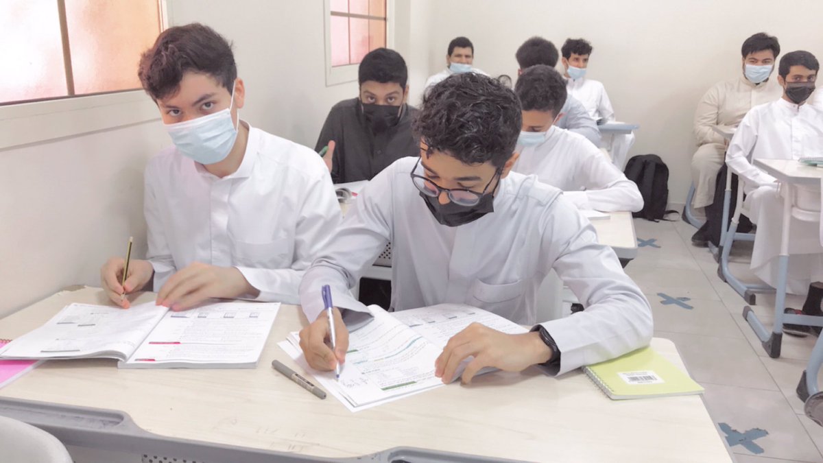 #الانضباط_المدرسى 
جانب من حضور طلاب ثانوية الانجاز بالهجرة لاول يوم دراسي في شهر رمضان المبارك سائلين الله جل وعلا ان يعيننا على صيامه وقيامه