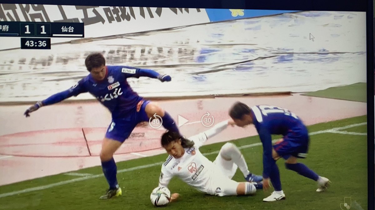サッカー中 相手チームに倒されスパイクで太ももと肩をふみつけられた動画 めちゃくちゃ痛そう Togetter サッカー中 相手チームに倒されスパイクで太ももと肩をふみつけられた動画 めちゃくちゃ痛そう Togetter
