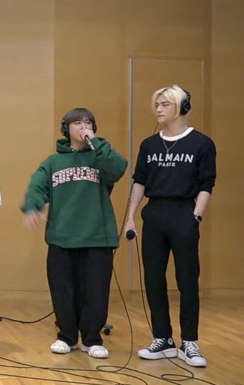 asskze's tweet photo. Save changbin from being put next to tall ass people https://t.co/Mwc0YQEmdB