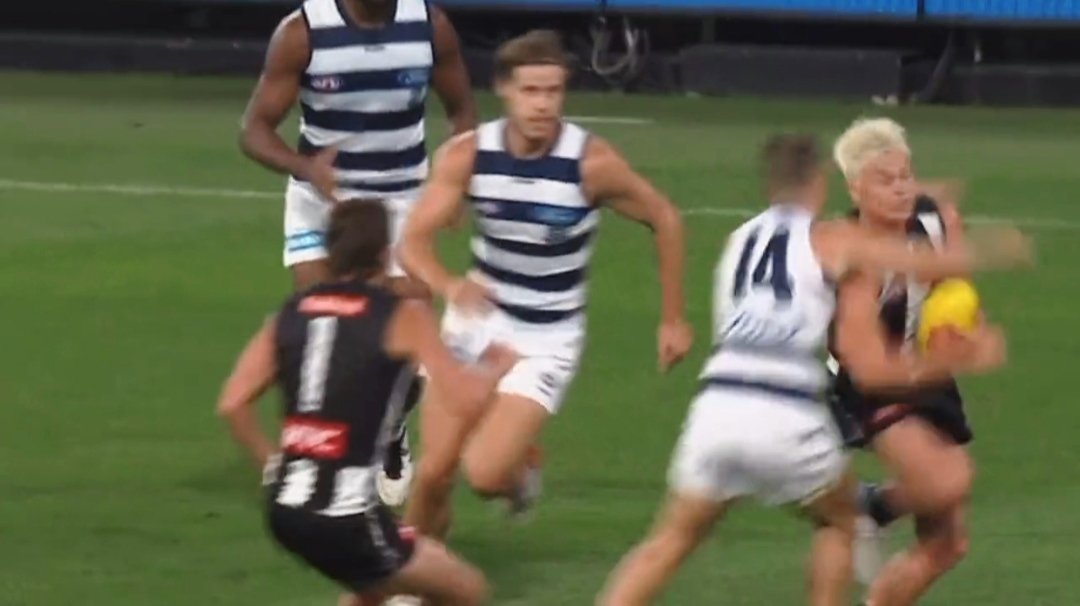 BCx10's tweet photo. @CatmanForever @FOXFOOTY Selwood initiated the tackle with his arm out at his own shoulder height https://t.co/PtQ7JFBXZS