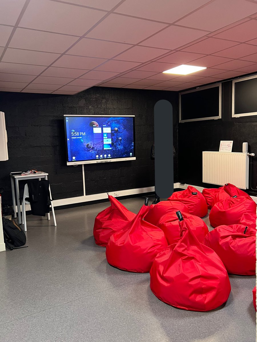 Maitreni's tweet photo. #innovationeduc #valdoise 
Petit retour sur l’inauguration de « la salle sur demande » du collège @ClgFlamel . Il est arrivé 2nd au dernier APEI - une salle multimodale pour développer l’oralité. Un grand bravo 🎉 aux équipes du collège pour ce projet @marine_savouret @valdoise https://t.co/IcyIQDTvpV