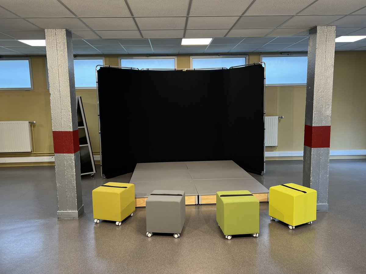 Maitreni's tweet photo. #innovationeduc #valdoise 
Petit retour sur l’inauguration de « la salle sur demande » du collège @ClgFlamel . Il est arrivé 2nd au dernier APEI - une salle multimodale pour développer l’oralité. Un grand bravo 🎉 aux équipes du collège pour ce projet @marine_savouret @valdoise https://t.co/IcyIQDTvpV