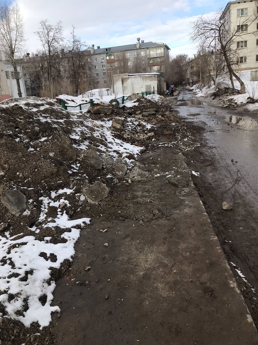 Ramida95369540's tweet photo. @E_Lapushkina Здравствуйте!!! Возле школы   86 Кировского района происходит просто ужас!!!!
Сделайте что нибудь пожалуйста 🙏🙏 Детям просто негде ходить в школу!!!!😢😔😔😔
Раскопали ещё осенью и забыли наверное завершить работу свою до конца,всё бросили как есть . https://t.co/q7jOXyvFh8
