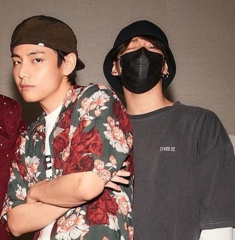 bnxsthv_'s tweet photo. คอนเซ็ปต์เดิม ;
คอนเสิร์ตศิลปินคนโปรด กับ คนโปรด✅
😭😭😭😭😭😭😭😭😖🤟
#kookv https://t.co/jD2AdVfDo6