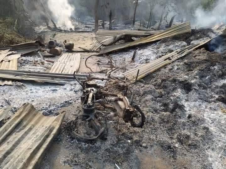 Khithitofficial's tweet photo. ရေစကြိုမြို့နယ် ၊ ဖြုံဘူးကျေးရွာတွင် အကြမ်းဖက် စစ်ကောင်စီ ရွာလုံးကျွတ် မီးရှို့ဖျက်ဆီး၊ အမျိုးသမီးတစ်ဦးကို ပစ်သတ်

ရန်ကုန်၊ ဧပြီ ၃ 
Read More -> https://t.co/6N21mnEVs2 https://t.co/DUGfHu4UNh