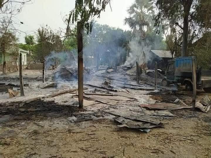 Khithitofficial's tweet photo. ရေစကြိုမြို့နယ် ၊ ဖြုံဘူးကျေးရွာတွင် အကြမ်းဖက် စစ်ကောင်စီ ရွာလုံးကျွတ် မီးရှို့ဖျက်ဆီး၊ အမျိုးသမီးတစ်ဦးကို ပစ်သတ်

ရန်ကုန်၊ ဧပြီ ၃ 
Read More -> https://t.co/6N21mnEVs2 https://t.co/DUGfHu4UNh