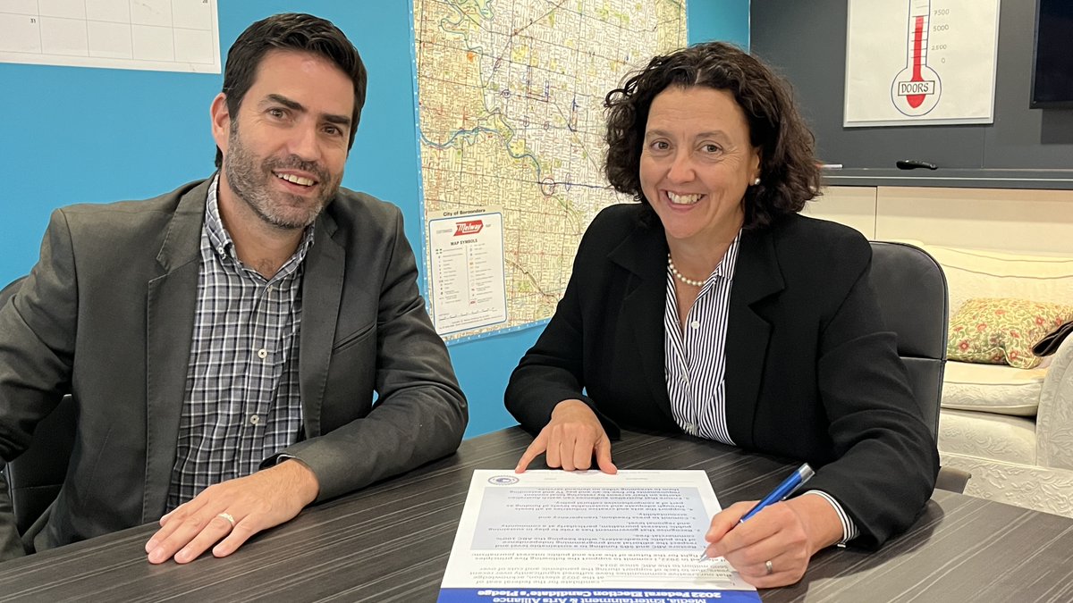 Mon4Kooyong's tweet photo. I’m a big supporter of the arts and I have grown up watching & listening to the ABC and SBS.
That’s why on Wednesday I joined Vic/Tas Regional Director of the MEAA Adam Portelli and signed a pledge in support of public service broadcasting and Arts funding.
#auspol #mon4kooyong https://t.co/dSXoaeX6QW