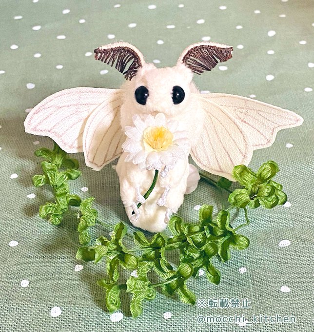 カイコガの小さなぬいぐるみ(刺繍羽ver.) 繭玉風ビーズ付きストラップ カイコガの小さなぬいぐるみA