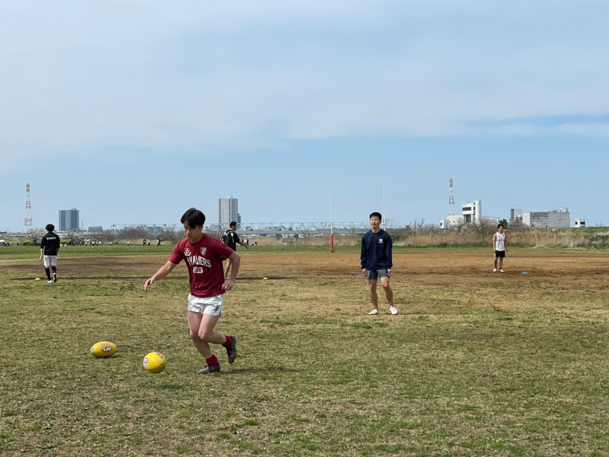 Japan_AFL's tweet photo. 昨日開催したオープントレーニングの様子です☀

開催の決定が1週間前になってしまったことにも関わらず、多くのプレイヤーとスタッフが集まってとてもいい練習ができました！約1年ぶりなので、キックとハンドパスという基本スキルを重視したメニューでした🏉
#オーストラリアンフットボール #日本代表 https://t.co/xzOHsGThMs