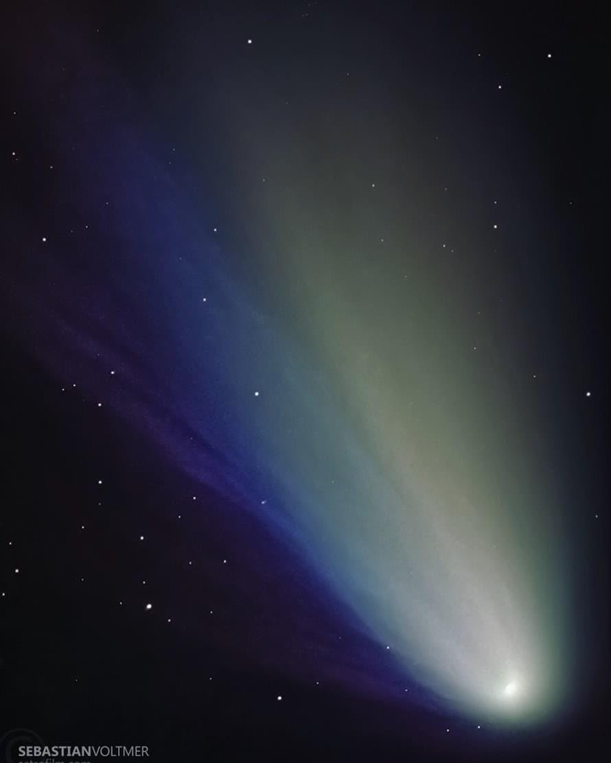 vivstoitsis's tweet photo. Inner tails and outer coma of the comet Hale-Bopp taken exactly 25 years ago at about 3150m altitude on the Gornergrat plateau.

Analog picture:
Celestron 8 (1260mm-f.l. f/6.3), Kodak EPP 100 hypered film, 1997 April 1/2.

Credit: @sebastianvoltmer https://t.co/MYiwcCKK7l