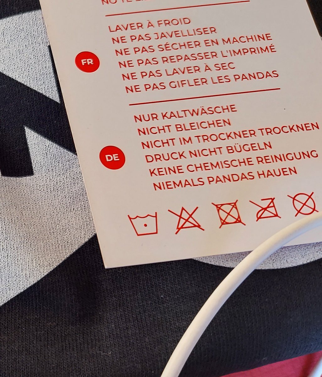 artemisian_g's tweet photo. Von Familie 1 Gutschein für Reise und Ticket für ein Konzert der #Rocking1000 bekommen, passendes T-Shirt mit interessanter Waschanleitung dazu... #DontSlapPandas 😁 https://t.co/WM43yM3GS1