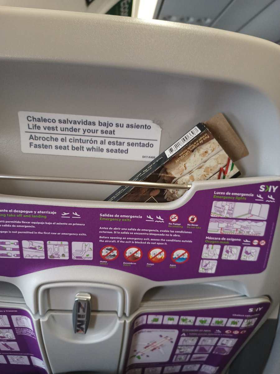 _Misttv's tweet photo. @SKYAirline_CL "sanitized" planes, truly https://t.co/peZjRfAaWu