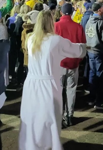 CaptainMattSAV's tweet photo. The most Bananas thing I saw last night. By that I mean fun, creative, unique, and a little crazy! I bet she wasn't cold, though! #gobananas #Bananaball #savannahbananas #partyanimals #worldtour2022 #GraysonStadium #savannah https://t.co/VaYOqtlkke