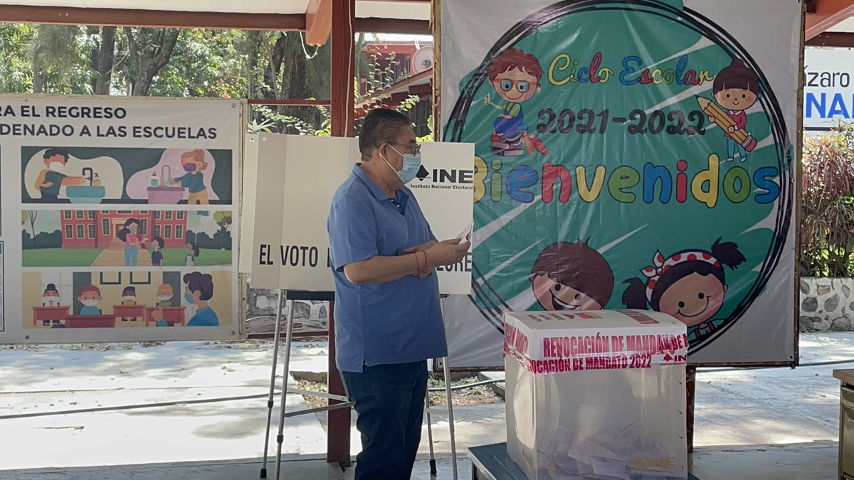 #MuyBuenosDías Esta mañana acudí a participar en el ejercicio democrático de #RevocacionDeMandato2022 porque estas acciones nos dan voz como ciudadanos en las decisiones del país.