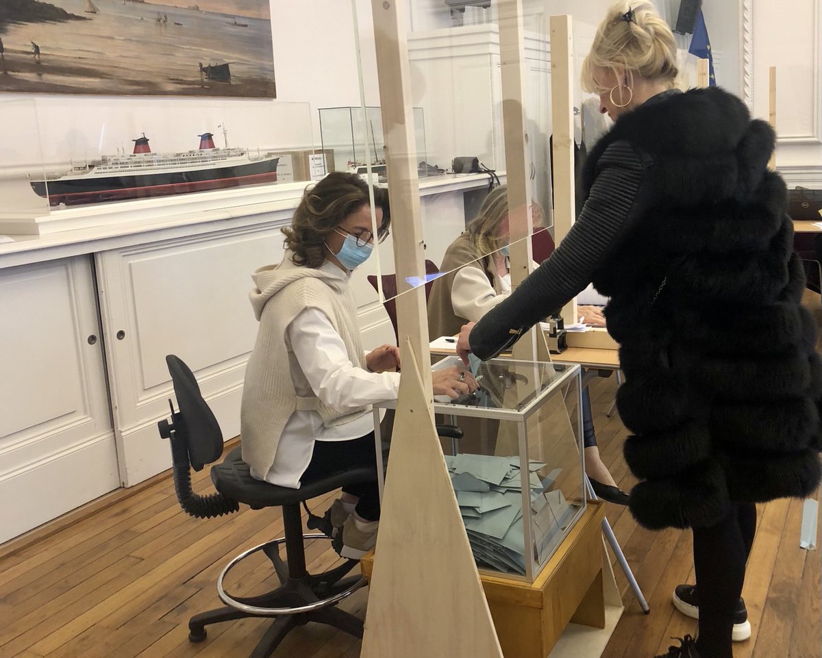À Dinard les ultimes électeurs de la journée glissent leur bulletin dans l’urne. Les bureaux ferment dans dix minutes #Presidentielle2022
